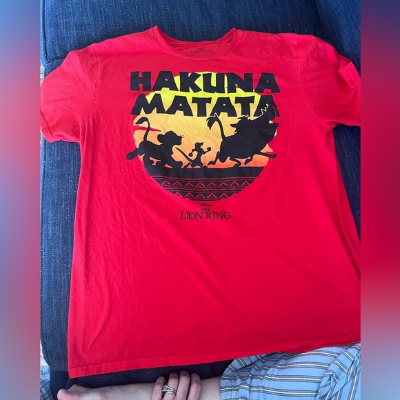 Disney Lion King “Hakuna Matata” Red T-Shirt, size large - Picture 1 of 3